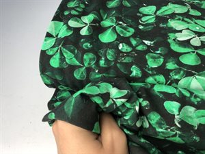Bomuldsjersey - friske grønne kløver på sort bund